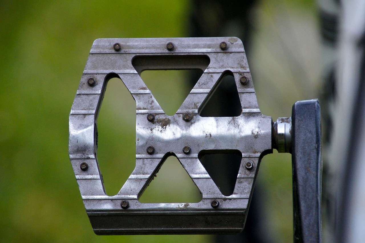 Flat Pedals Vs Clipless Pros and Cons and Which is Best? Where The