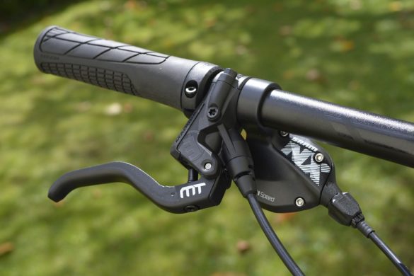 how to change handlebar grips on a mountain bike